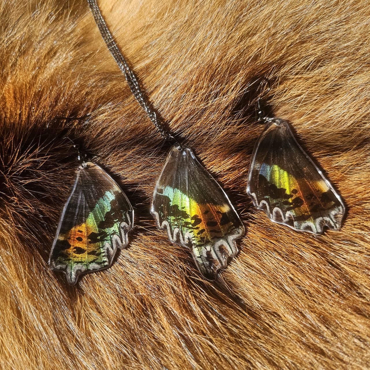 Collana e orecchini con ali di farfalla.