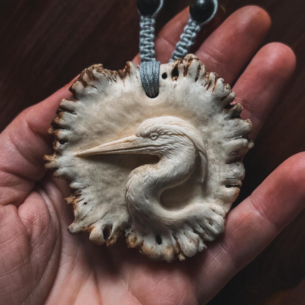 Rosone di cervo con airone che combina caratteristiche tipiche del realismo magico 