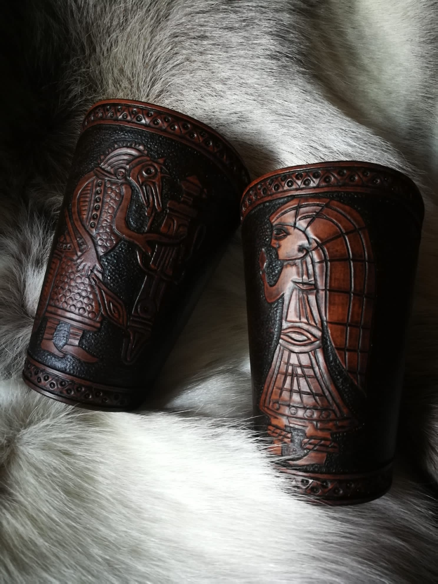 Coppia di bracciali in cuoio lavorati a sbalzo dedicati alla mitologia Winnili.
