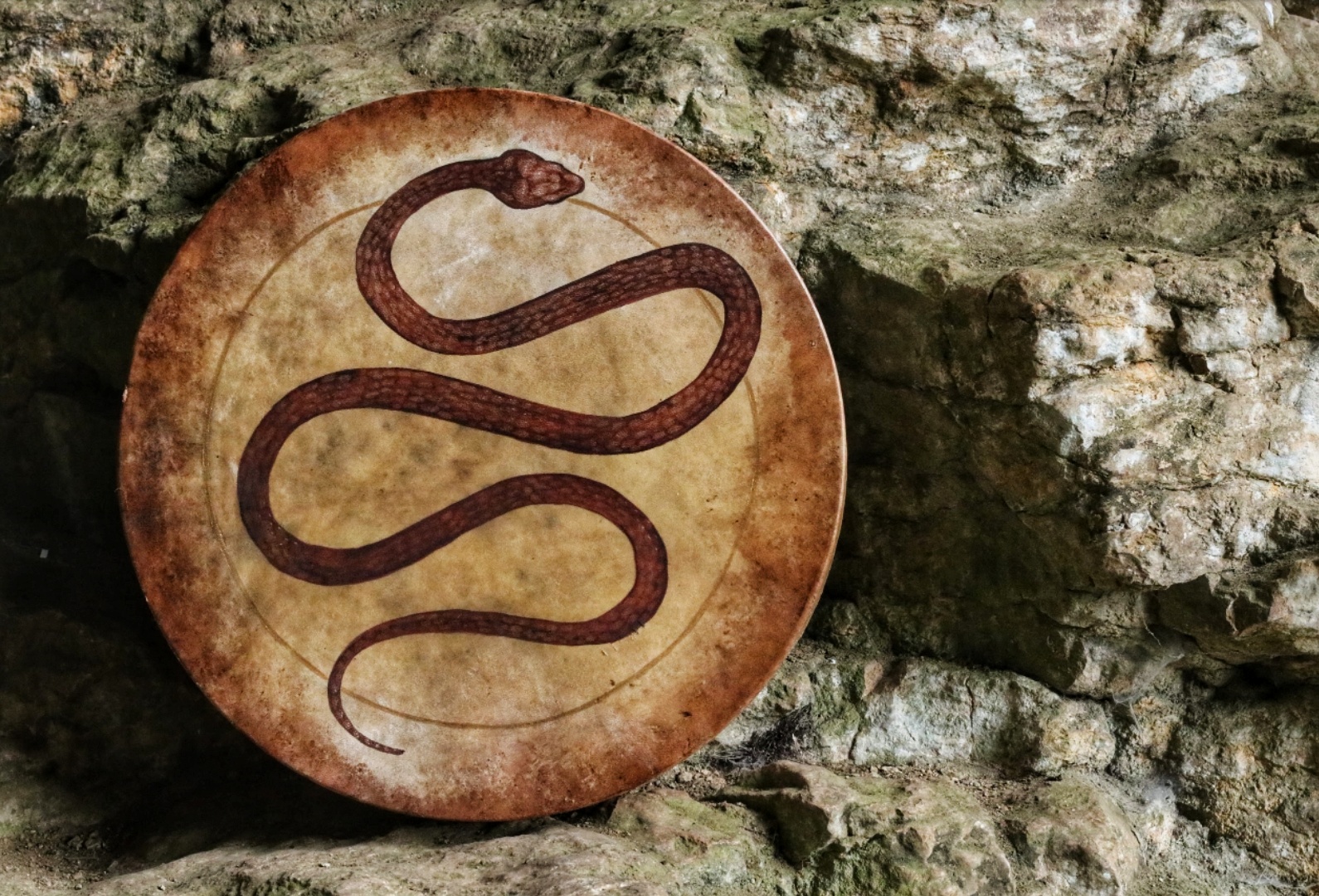 Tamburo dipinto a mano con serpente