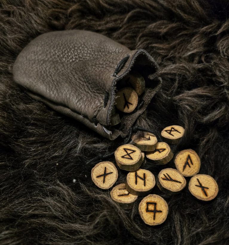 Sacchetto di rune su sfondo nero