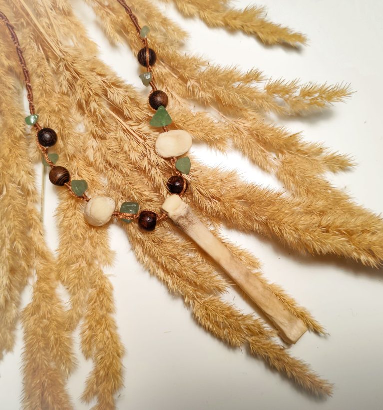 Collana intrecciata con ossa di lupo e avventurina verde