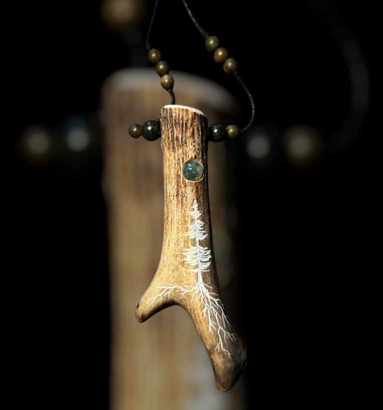 Collana in palco di capriolo con agata. muschiata