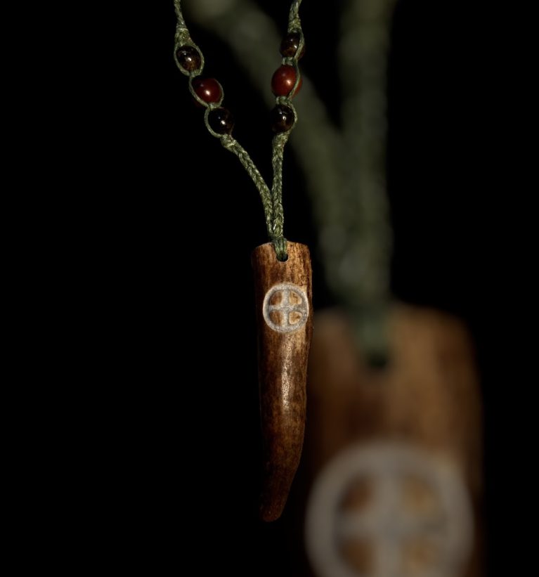 Collana in palco di Renna con Sole inciso