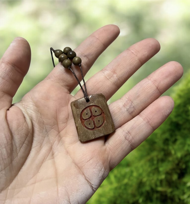 Collana in mammut con Sole norreno inciso