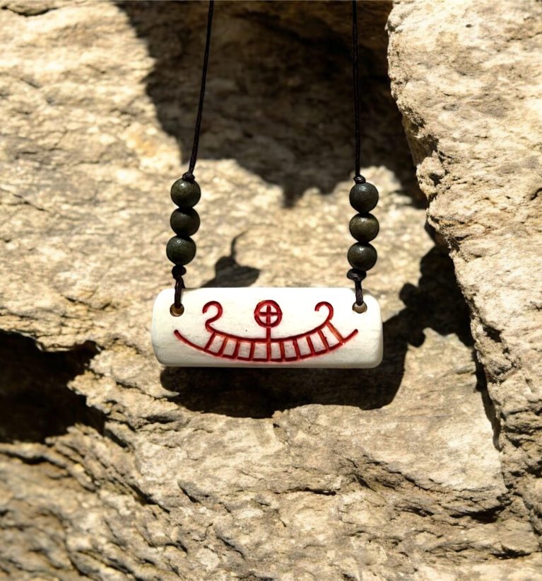 collana in osso con barca vichinga incisa