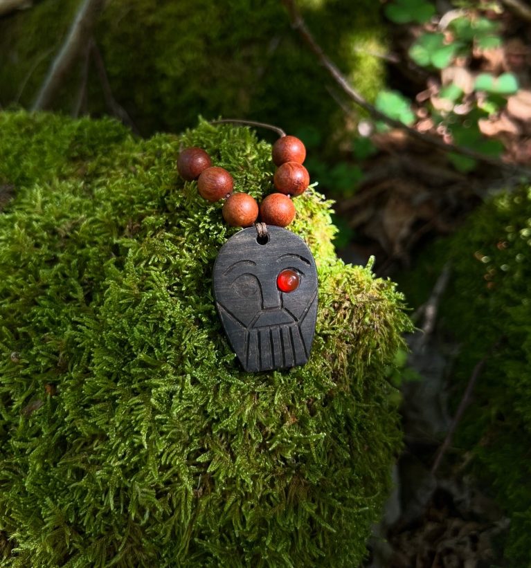 collana in legno in ebano con corniola