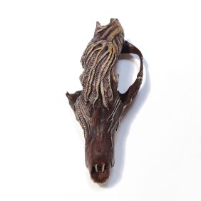 Cranio di volpe con crinoide modellato e dipinto a mano. Primo pezzo della serie Fossilia, dedicata ai fossili e alla memoria della materia.