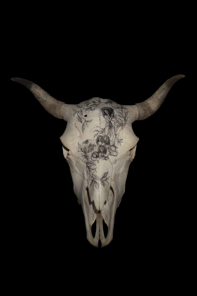 Teschio decorato a china da Magda. Reinterpretazione della pastorella e delle sfingi di Leonor Fini