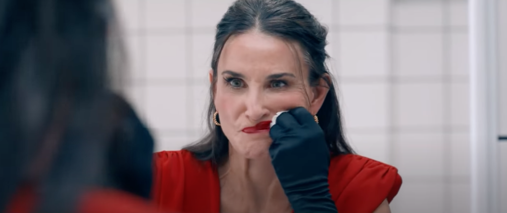 Scena del film "The substance". La protagonista si strucca davanti allo specchio