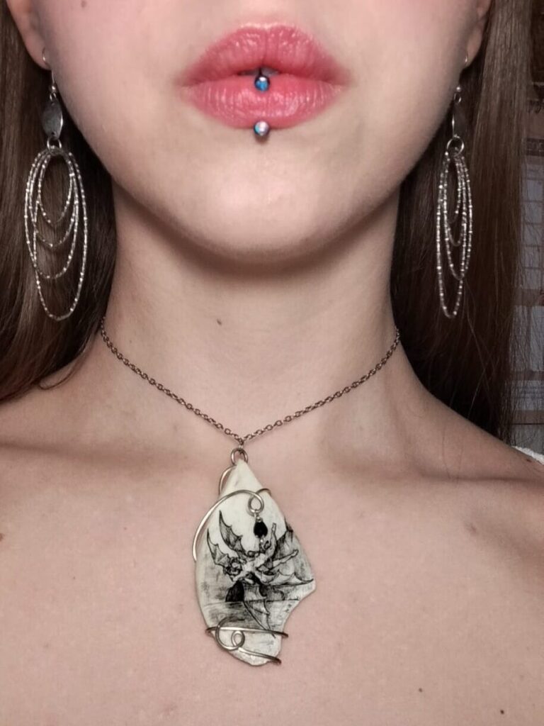 Collana indossata dalla cliente che l'ha adottata